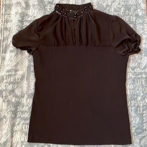 Short sleeve blouse with bedded emblements